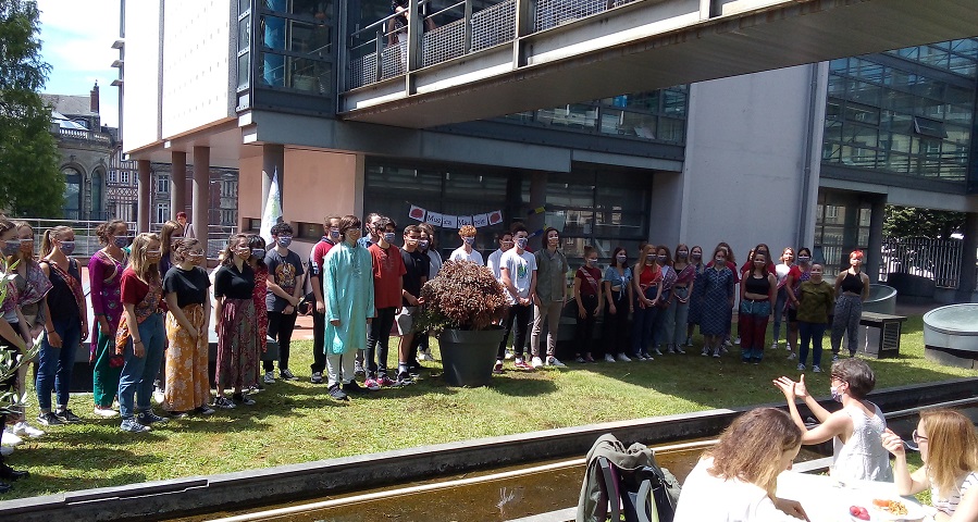 Les élèves de l'option Musique du lycée A. Maurois, Elbeuf au rectorat site de Rouen