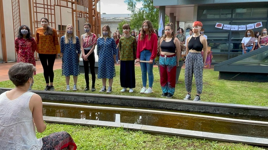 Les élèves de l'option Musique du lycée A. Maurois, Elbeuf au rectorat site de Rouen