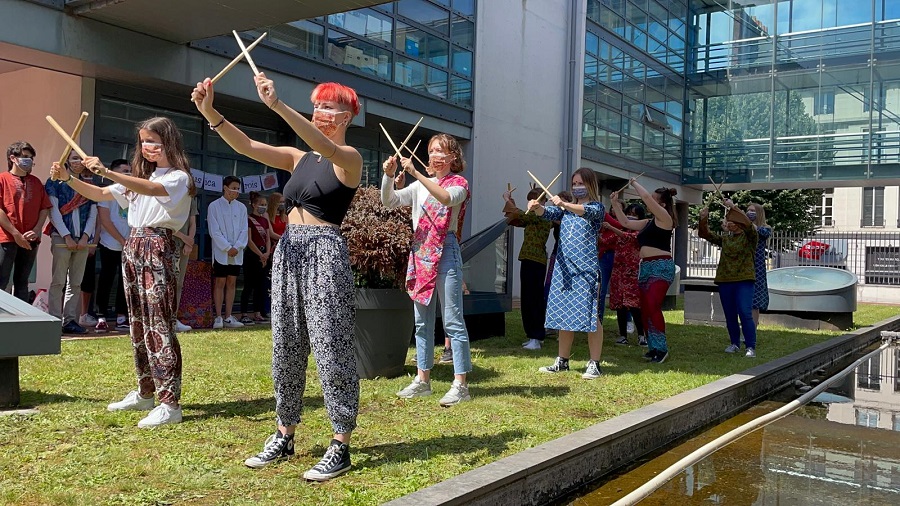 Les élèves de l'option Musique du lycée A. Maurois, Elbeuf au rectorat site de Rouen