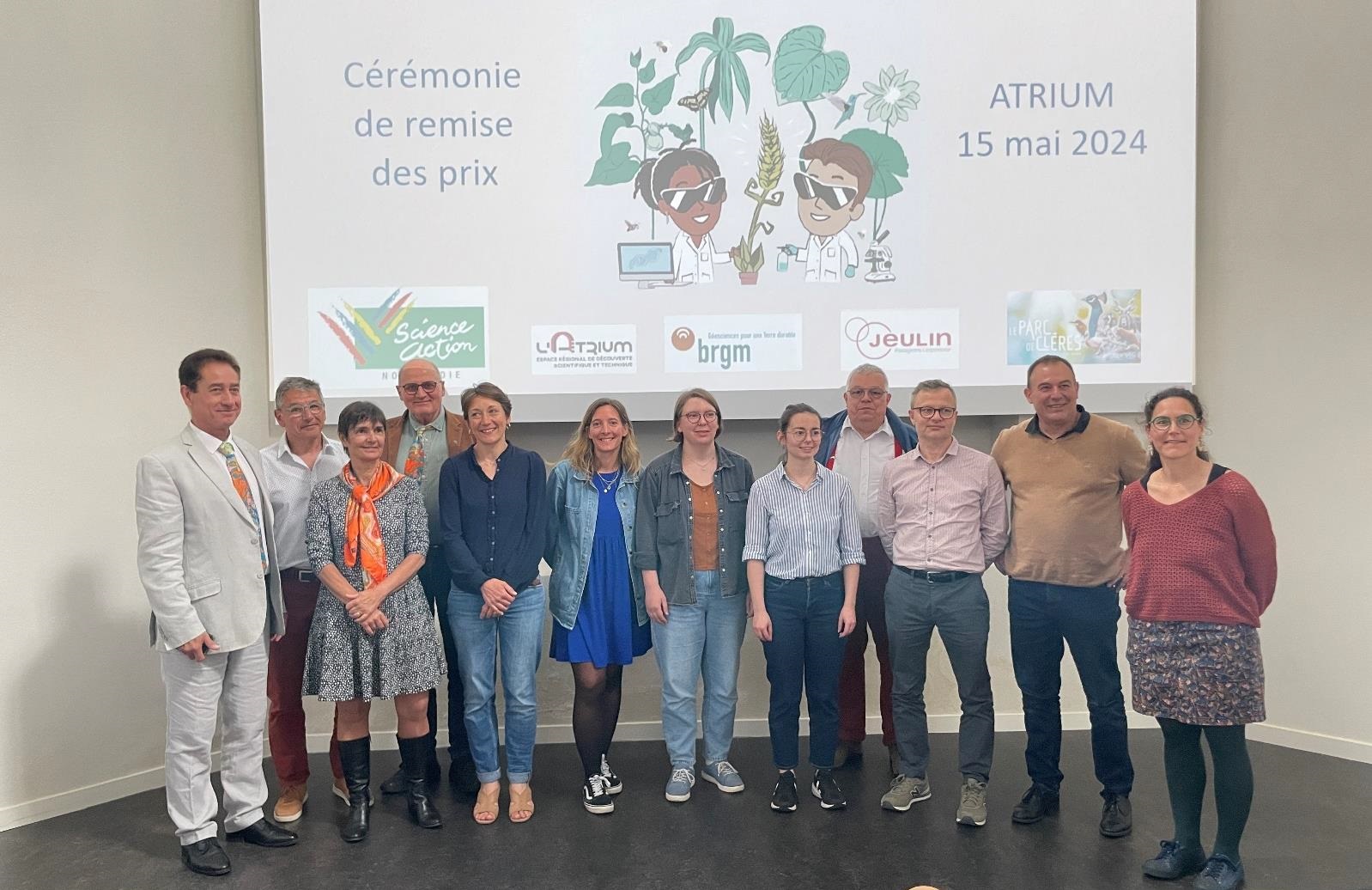 Les partenaires et membres du jury 2024 (De droite à gauche : Mme Boigontier du parc de Clères, M. Rocher et Nore de l’entreprise Jeulin, M. Le Jan professeur, Mme Sagnimorte du BRGM, Mme Chopin de SAN, Mme Denorme de SAN et marraine des OAB, Mme Remmeau professeure, M. Macquet du CBGA, Mme Larose et M. Hequet professeurs, M. Bellamy inspecteur d’académie président de jury).