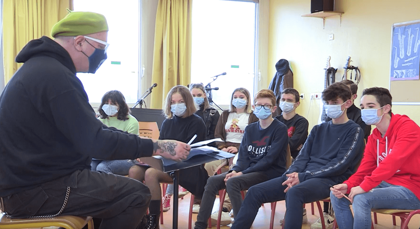 Les élèves du collège René Coty en atelier d'écriture avec l'artiste Sanseverino